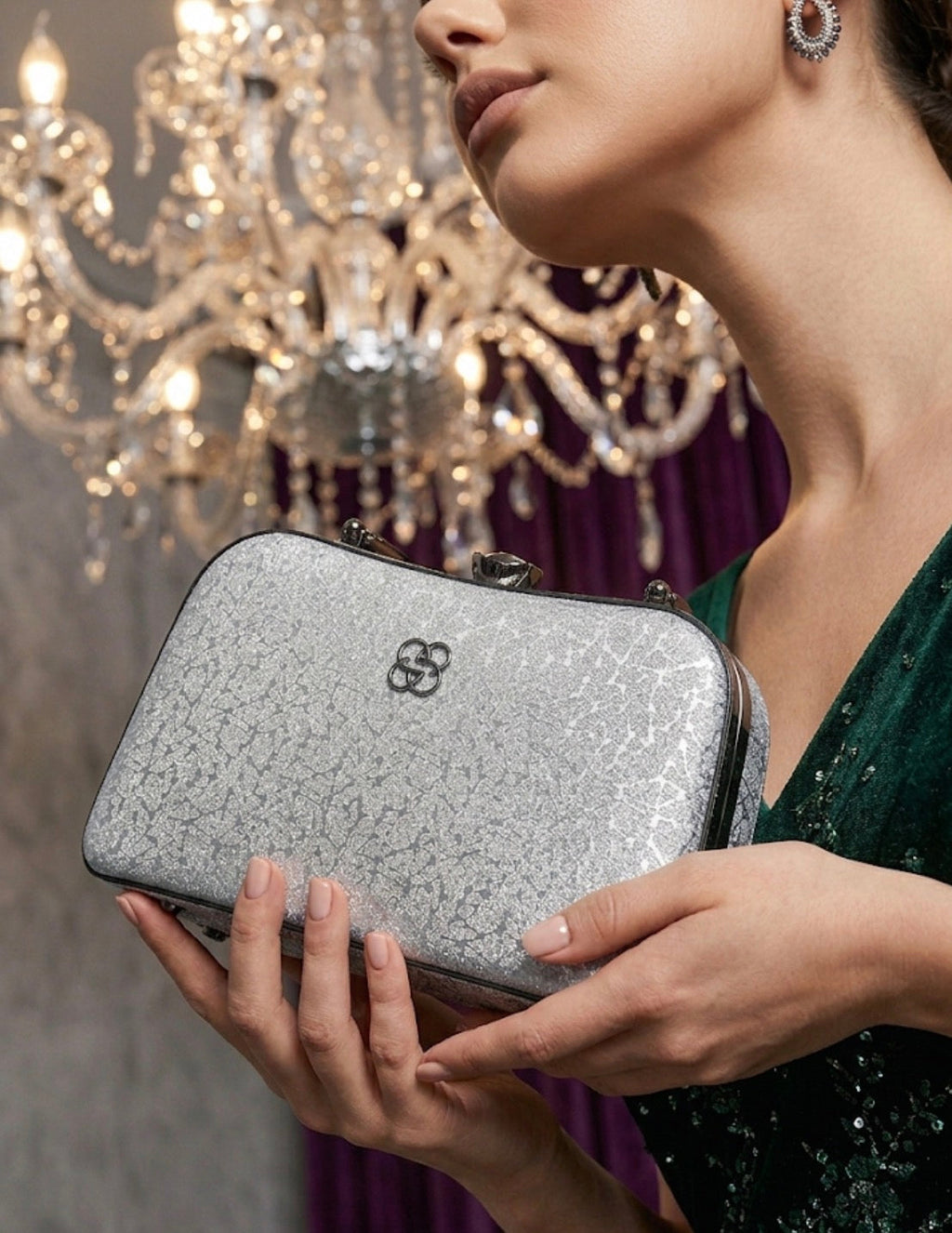 Gümüş Parıltı Clutch Çanta – Geceye Zarafetle Adım At