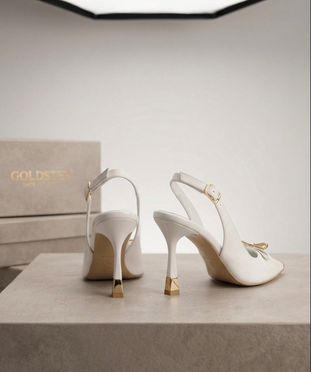 Goldstep Altın Detaylı Beyaz Slingback Stiletto – Minimal Luxe