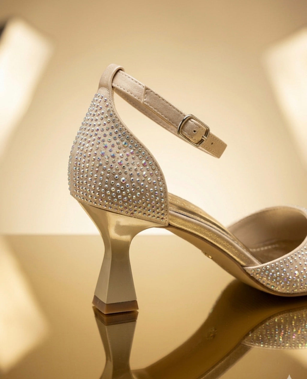 Goldstar Tam Taşlı Krem Blok Topuk – Golden Hour Elegance
