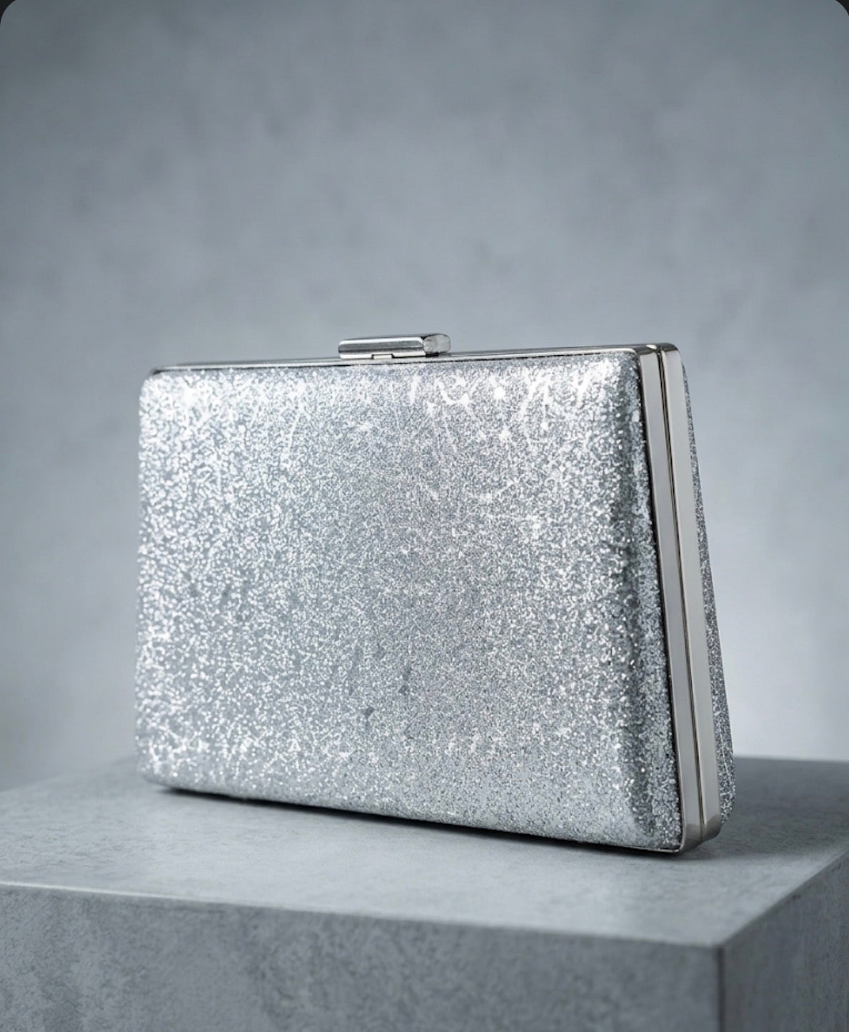 Gümüş Simli Abiye Çanta – Işıltılı Gece Clutch'ı