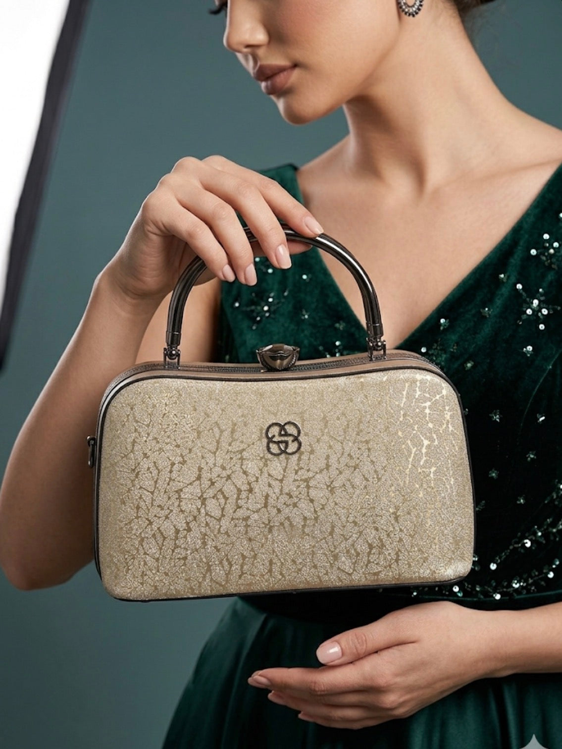 Altın Parıltı Clutch Çanta – Gecenin Yıldızı Ol