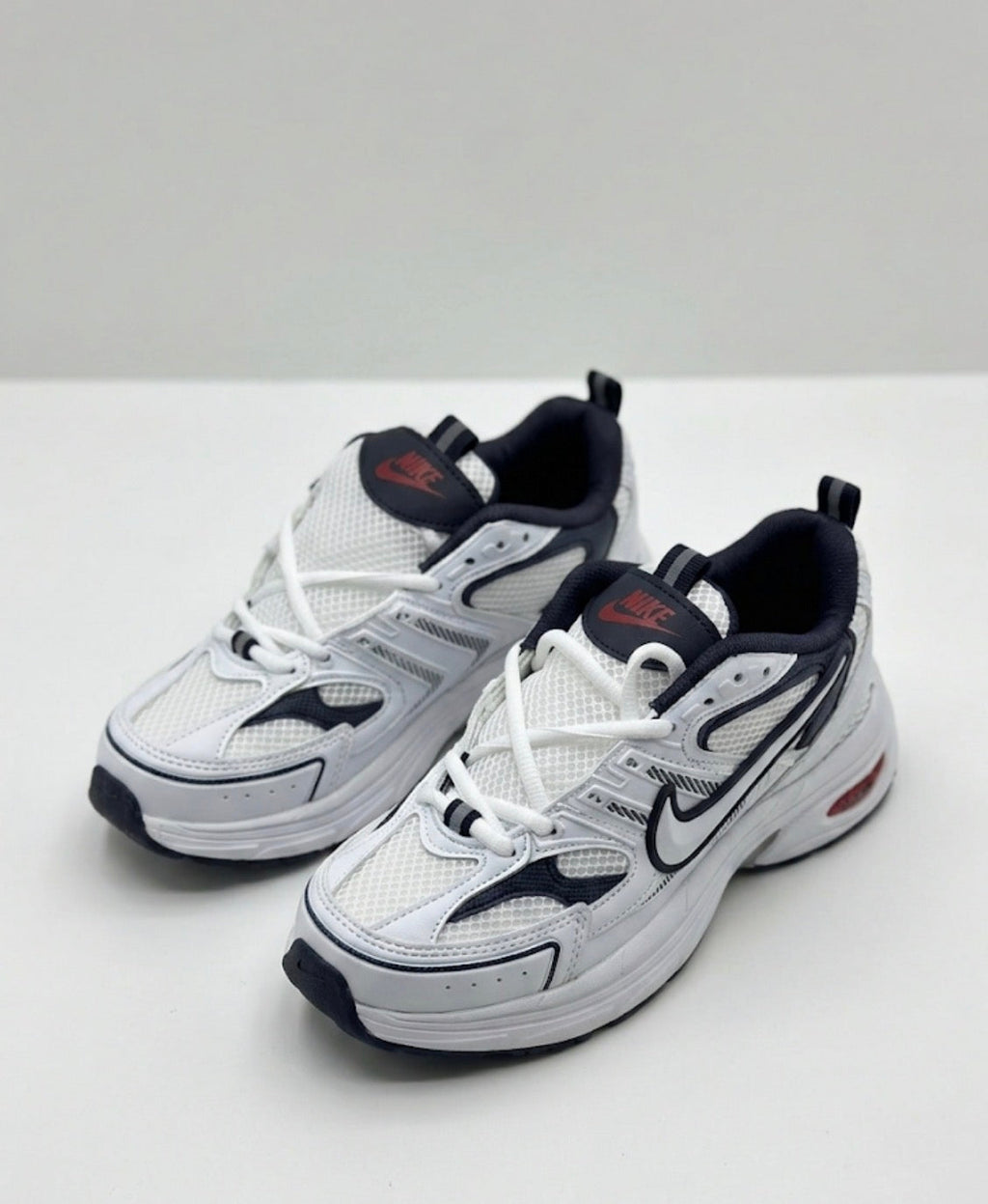 Nike Air Monarch IV – Beyaz & Lacivert & Kırmızı | Klasik Spor Ruhu