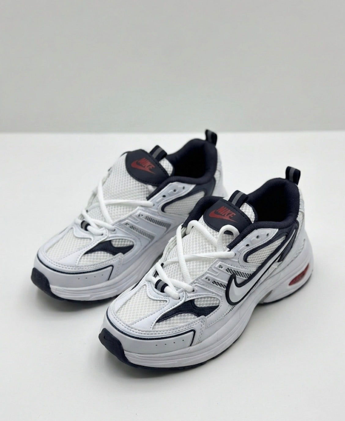 Nike Air Monarch IV – Beyaz & Lacivert & Kırmızı | Klasik Spor Ruhu