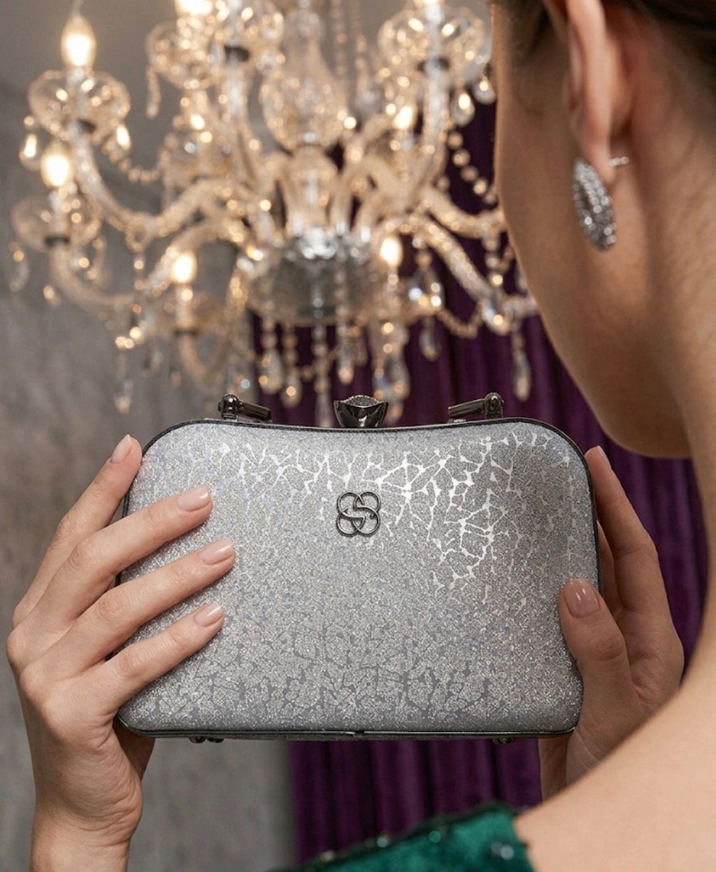 Gümüş Parıltı Clutch Çanta – Geceye Zarafetle Adım At
