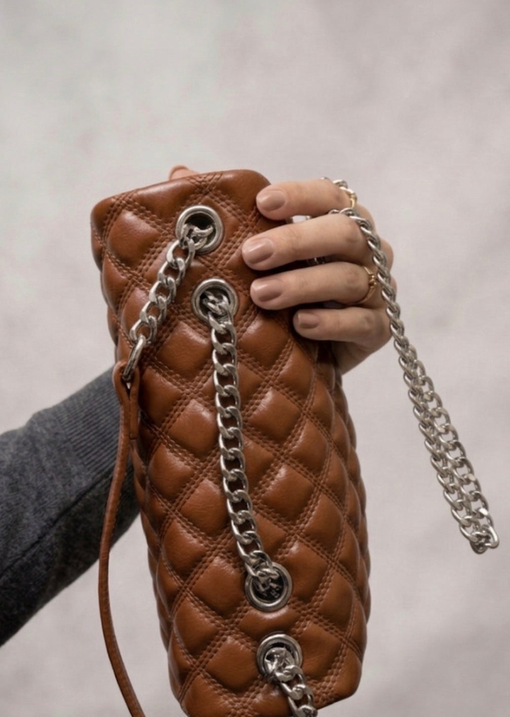 Kapitone Zincir Askılı Çanta – Taba