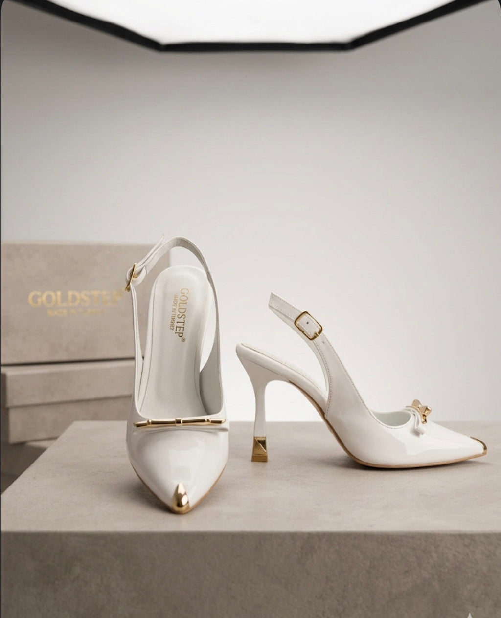 Goldstep Altın Detaylı Beyaz Slingback Stiletto – Minimal Luxe