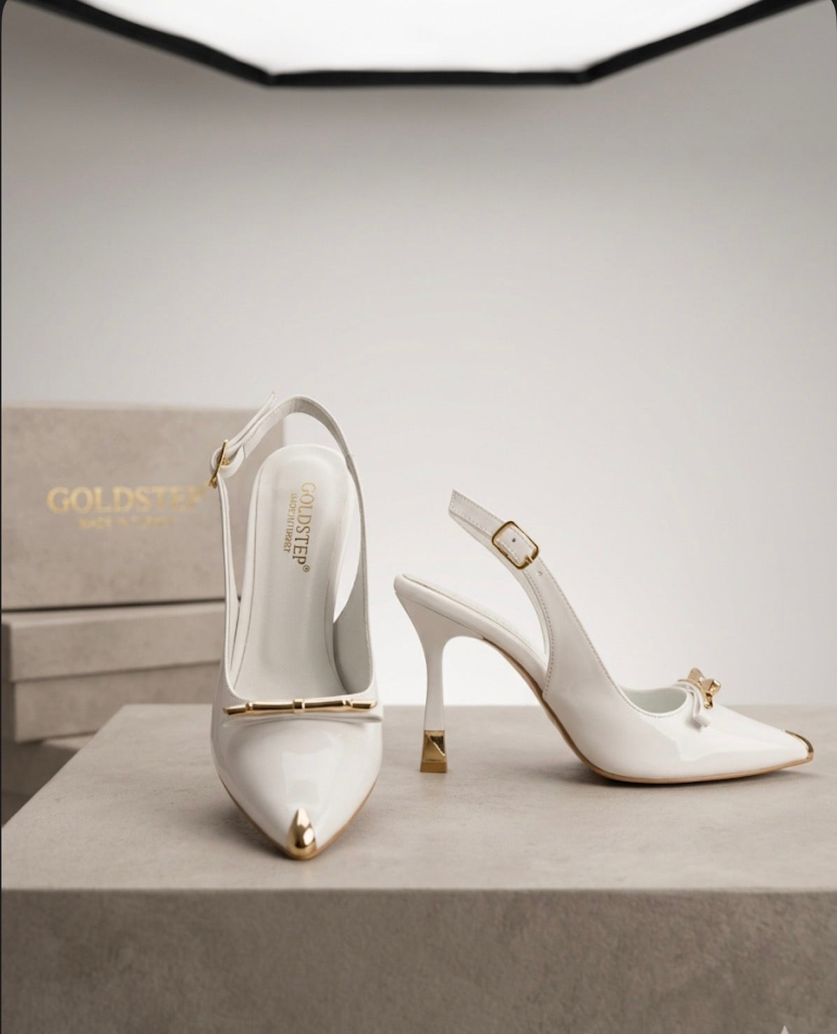 Goldstep Altın Detaylı Beyaz Slingback Stiletto – Minimal Luxe