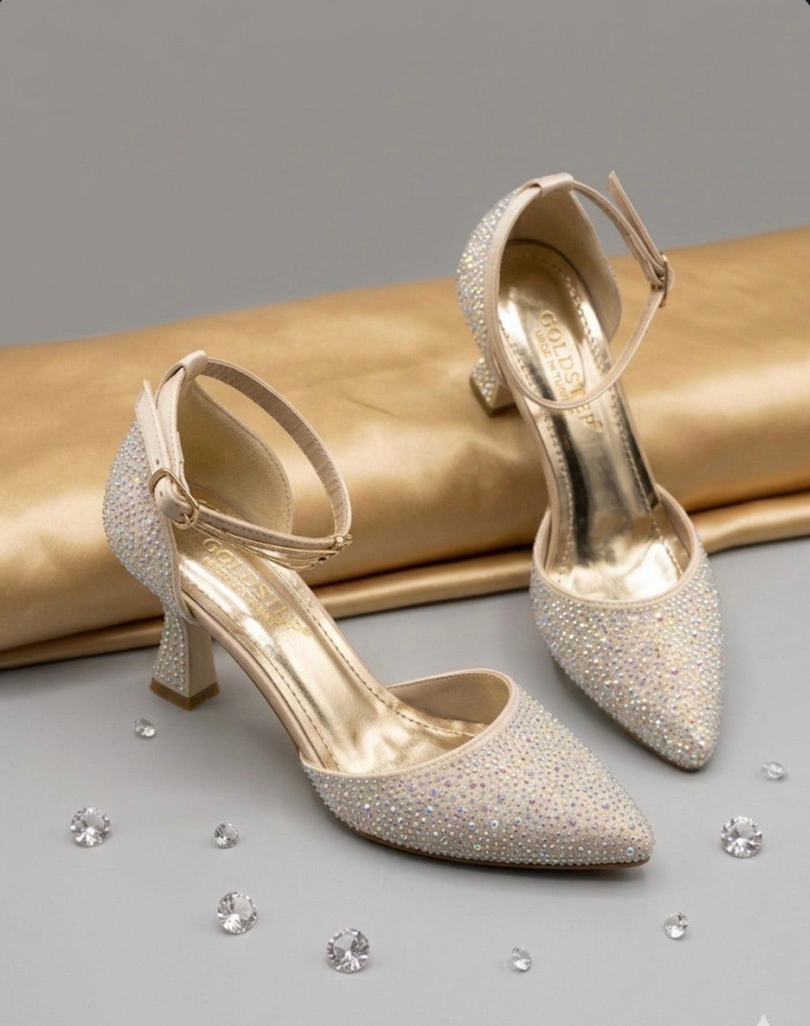 Goldstar Tam Taşlı Krem Blok Topuk – Golden Hour Elegance