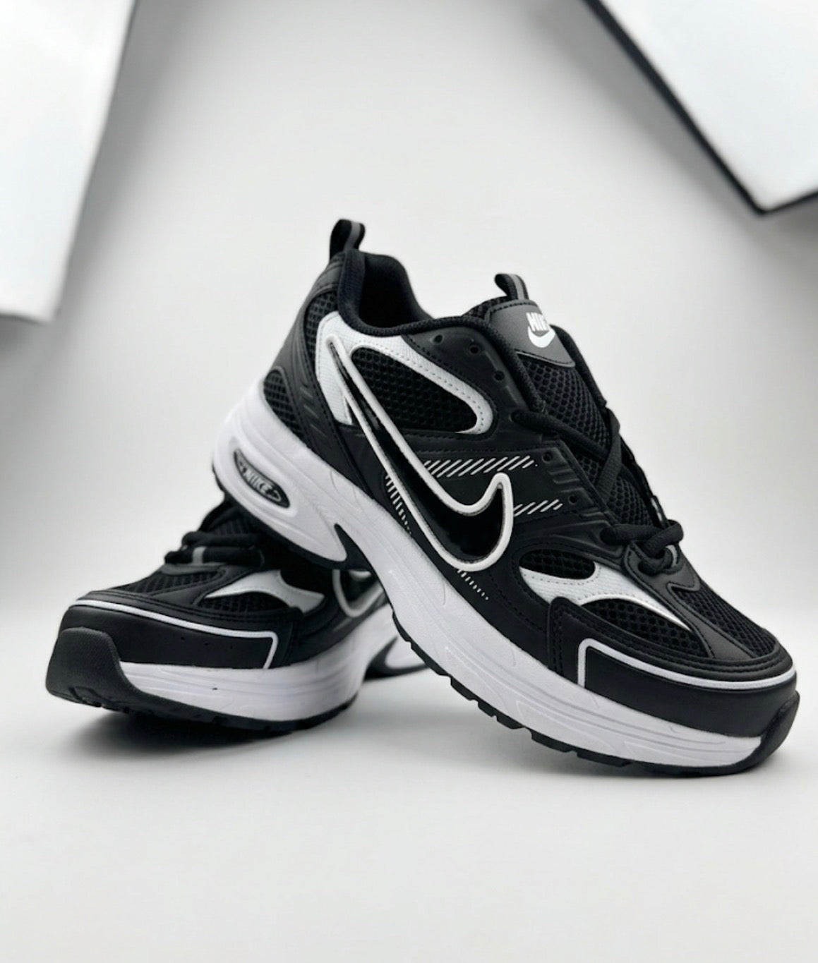 Nike Air Monarch IV – Erkek | Siyah & Beyaz | Sokak Stili Spor Ayakkabı