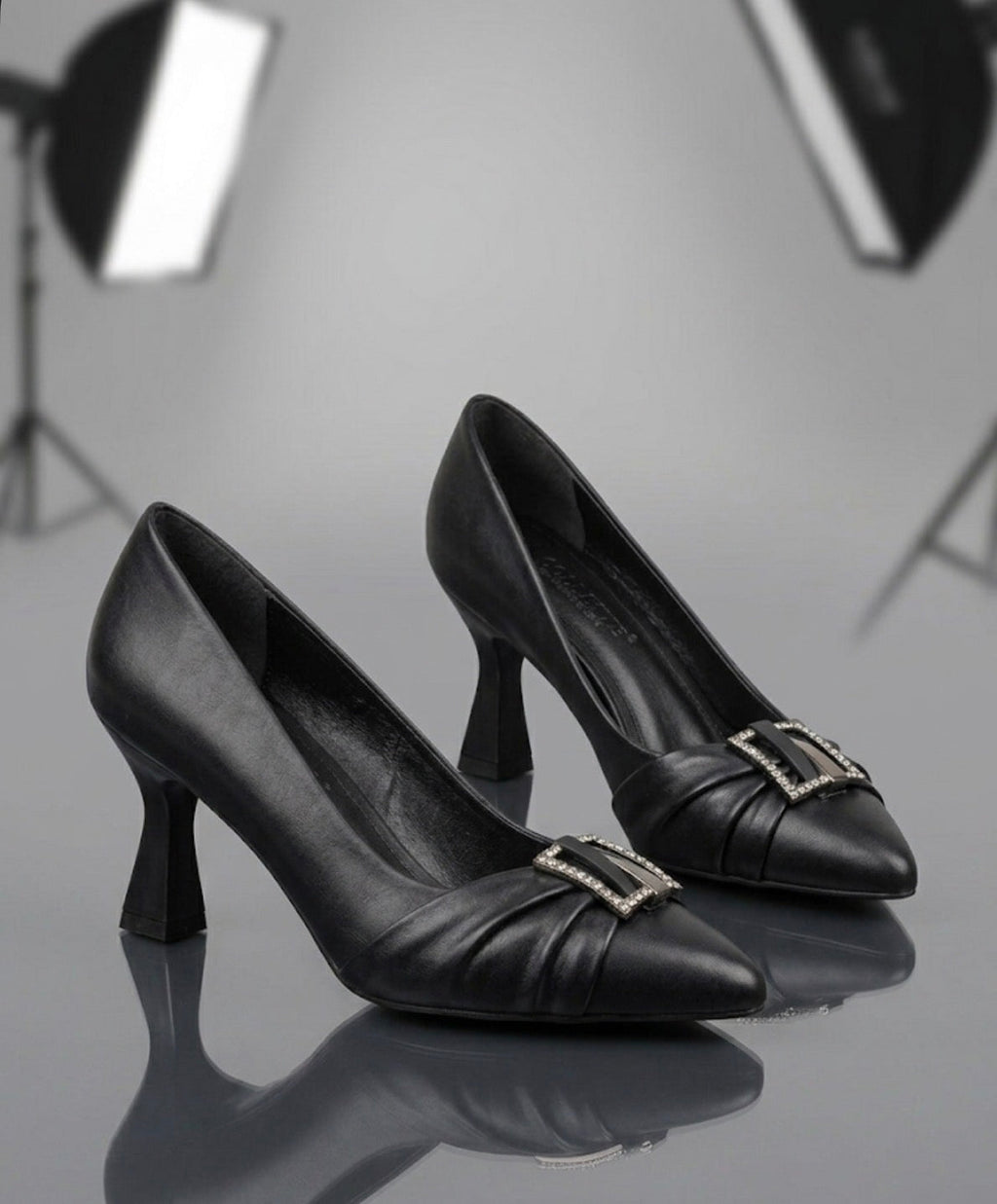 Pırlanta Toka Detaylı Siyah Stiletto – Gece Şıklığı