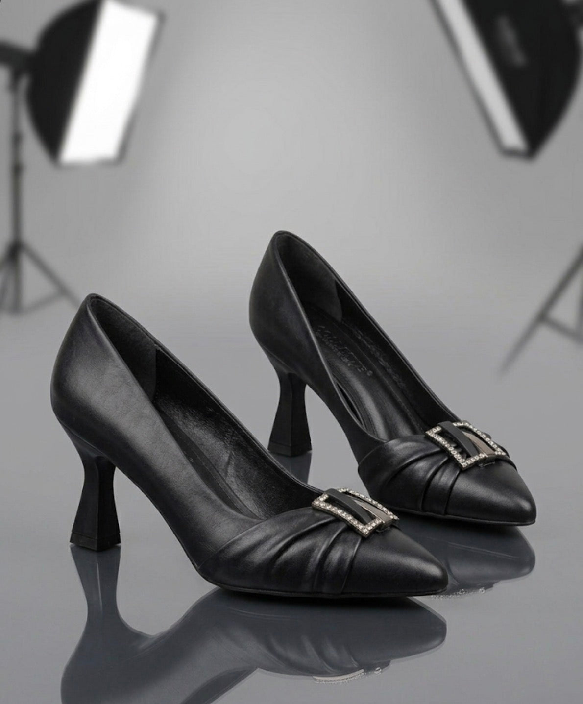 Pırlanta Toka Detaylı Siyah Stiletto – Gece Şıklığı