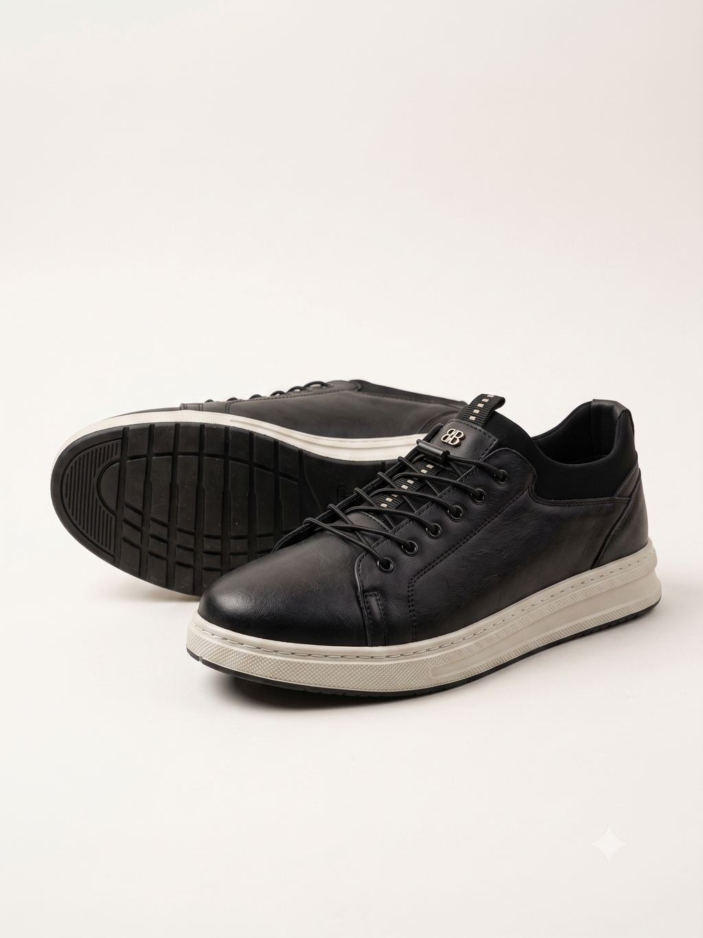 Erkek Siyah Deri Sneaker | Metal Logo Detay Beyaz Taban Premium Günlük