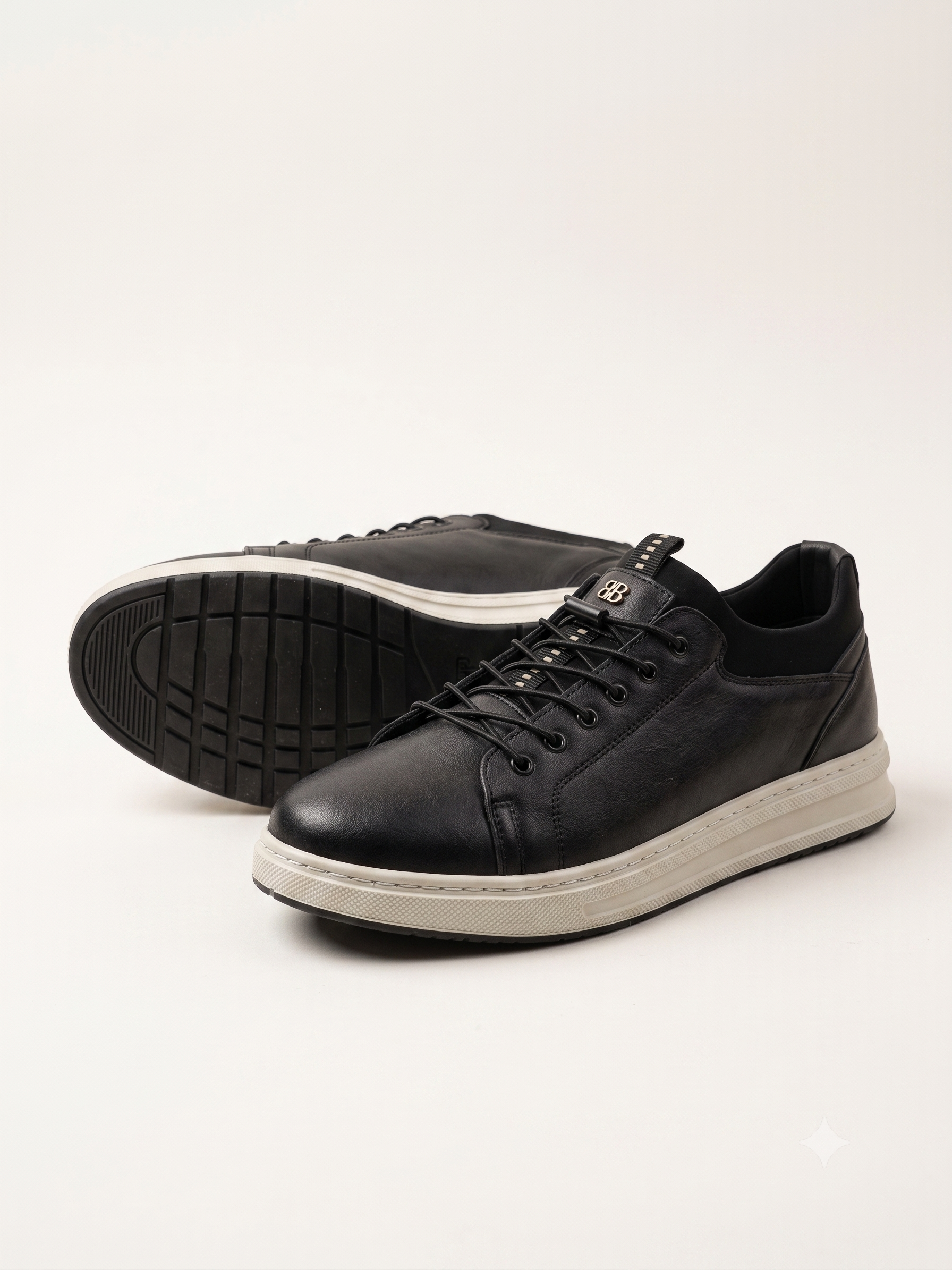 Erkek Siyah Deri Sneaker | Metal Logo Detay Beyaz Taban Premium Günlük