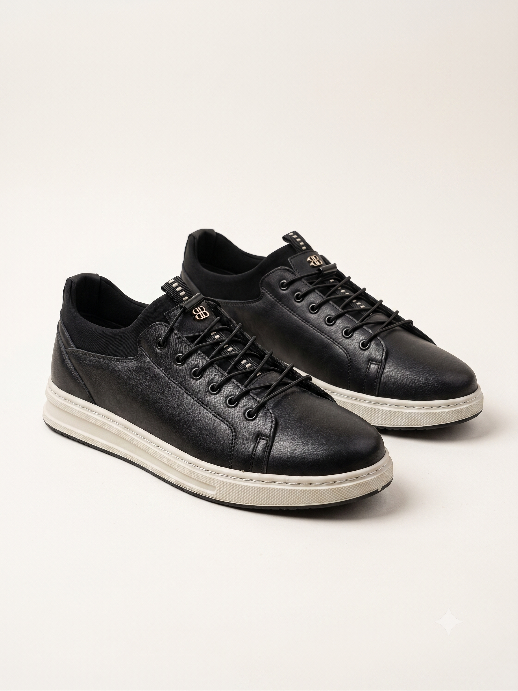 Erkek Siyah Deri Sneaker | Metal Logo Detay Beyaz Taban Premium Günlük